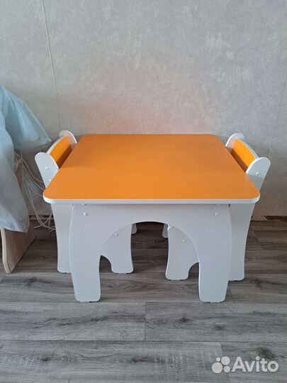 Стол детский + два стульчика