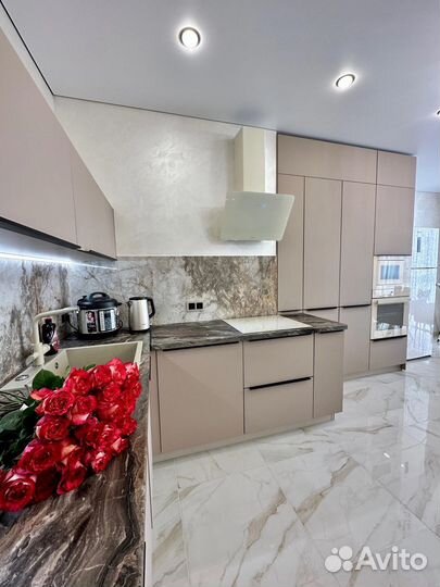 Кухня на заказ с доводчиками в Челябинске