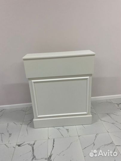 Стойка администратора ресепшен с молдингом