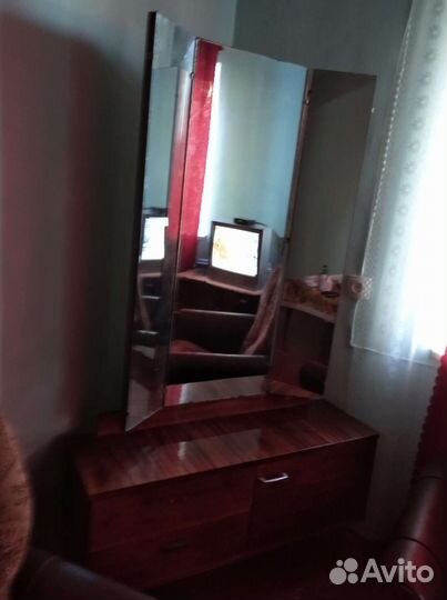 Трюмо,диван