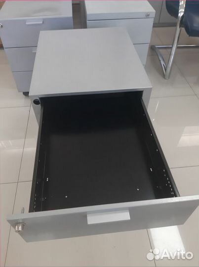 Тумба металлическая с ящиками