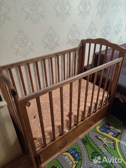 Детская кроватка с поперечным маятником