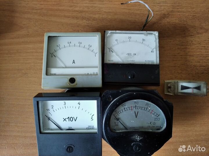 Стрелочный вольтметр М4202, 0-30V