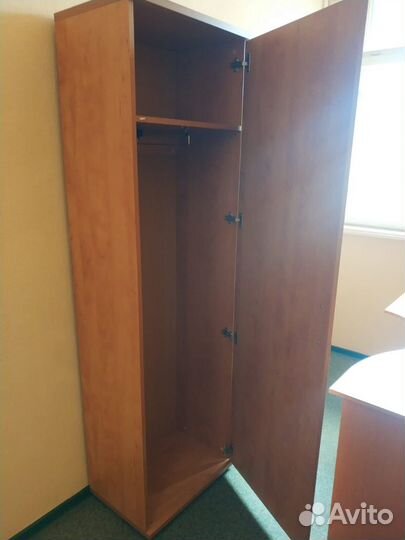 Стол офисный бу и шкаф офисный вещивой