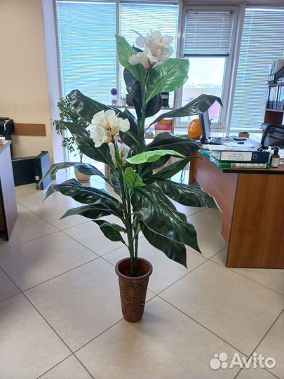 Искусственный цветок в горшке