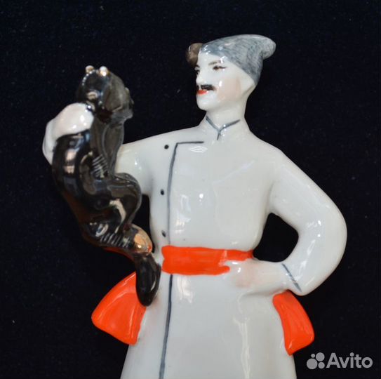 Фарфоровая статуэтка- Вакула и черт. Киев 1960