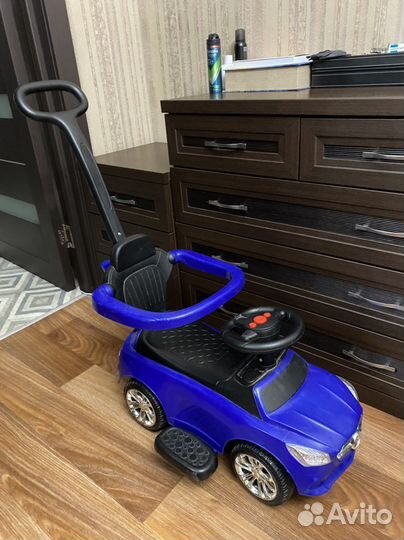 Машина каталка толокар с ручкой