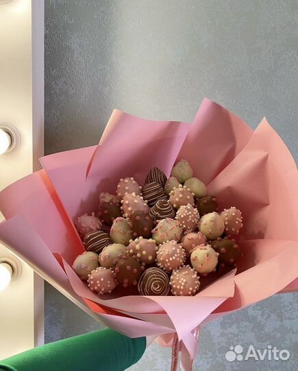 Букеты из клубники и цветов в шоколаде