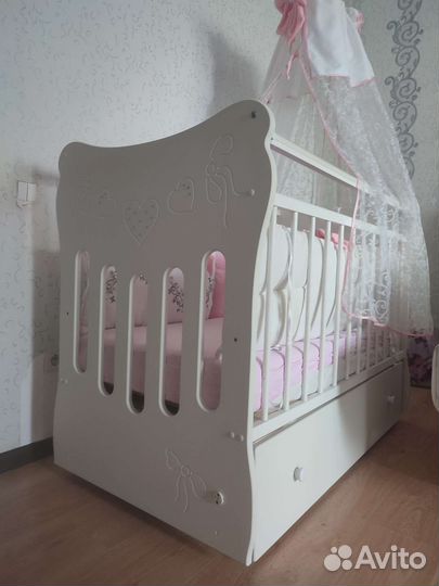 Детская кроватка с маятником и ящиком
