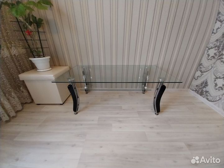 Стеклянный столик