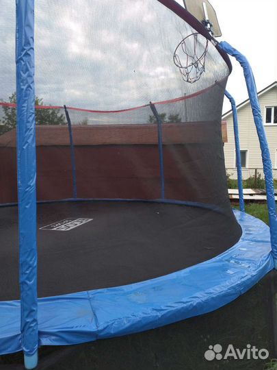 Батут с защитной сеткой