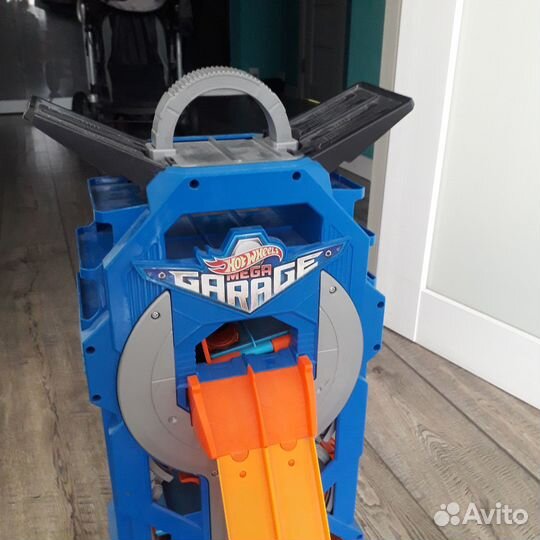 Hot wheels мега гараж