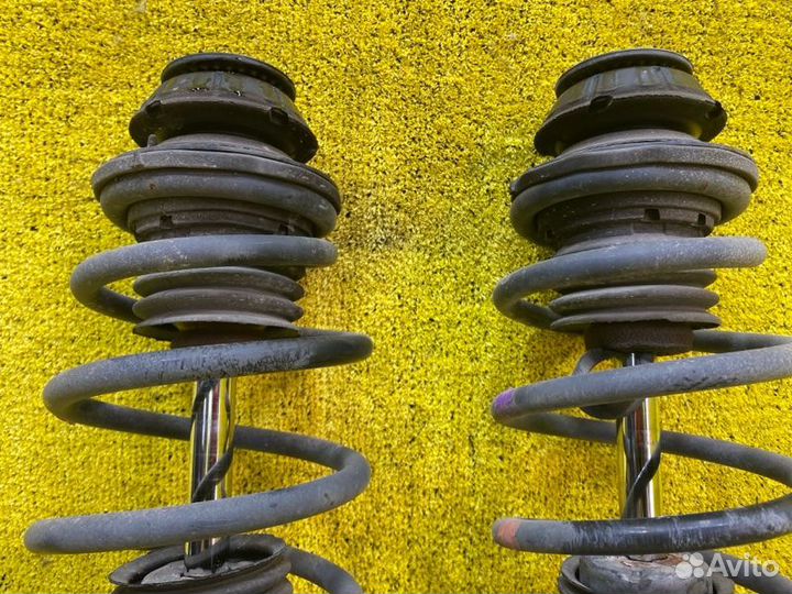 Стойка пара левая И правая передняя Toyota Sienta