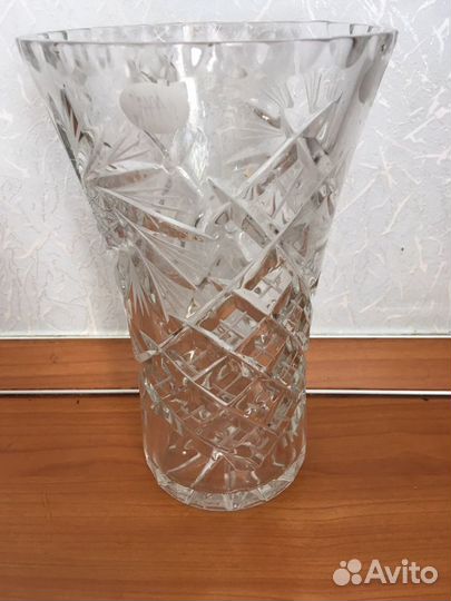 Вазы и рюмки, чайные ложки и вилки