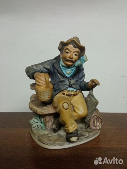 Фарфоровая статуэтка