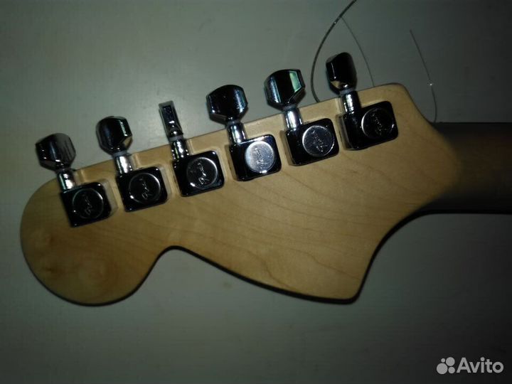 Электрогитара stratocaster с большой головой грифа