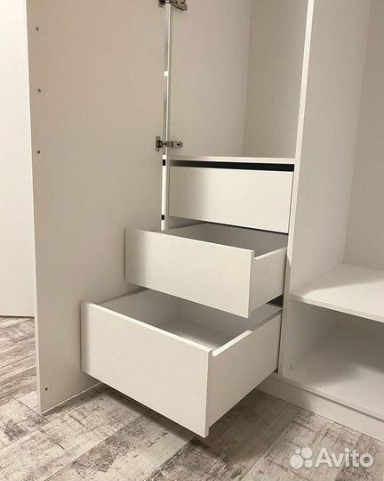 Современный распашной шкаф