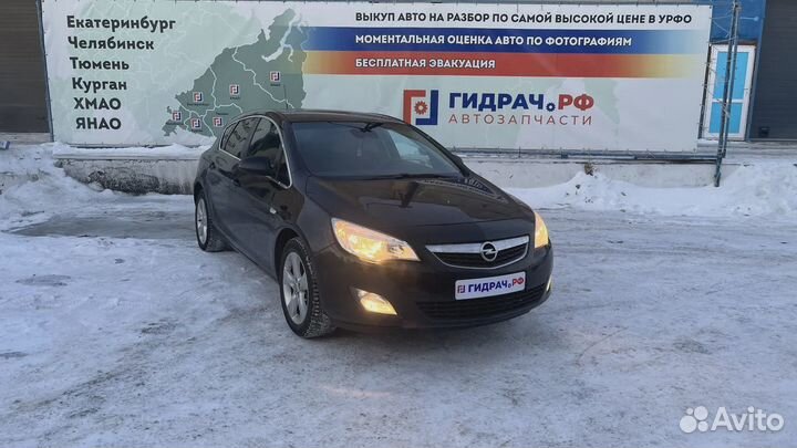 Кронштейн правого динамика в торпедо Opel Astra (J) 13287813