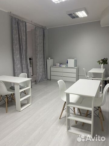 Рабочее место мастера маникюра и бровиста