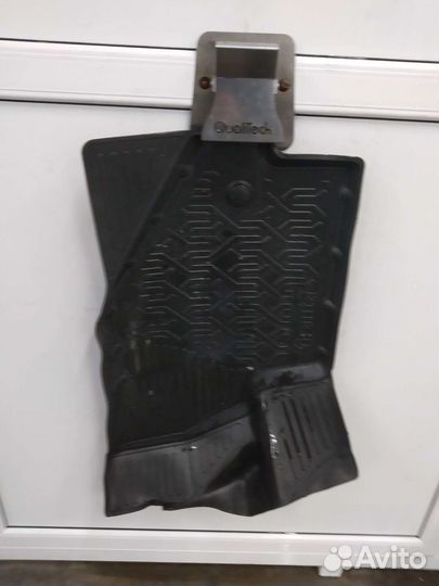 Продам коврики резиновые гранта седан 2023 года