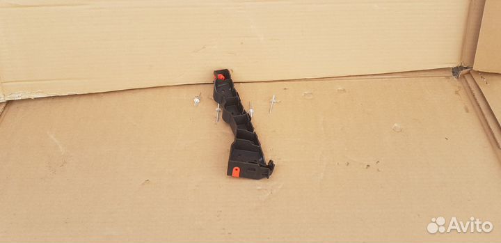 Кронштейн переднего бампера RH Opel Zafira B