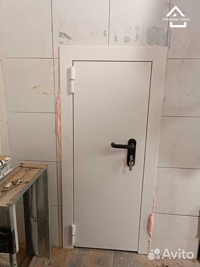 Люк металлический с замком