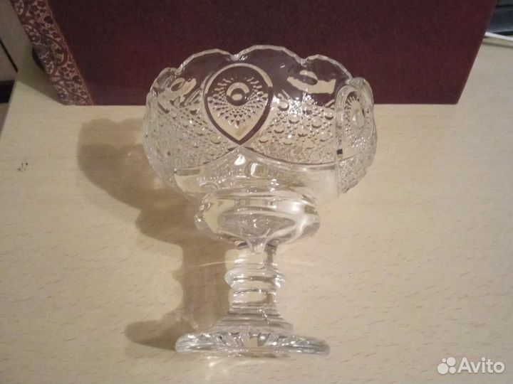 Конфетница на ножке 