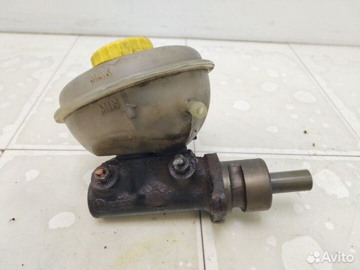 Главный тормозной цилиндр Audi 90 B3 NG 1989