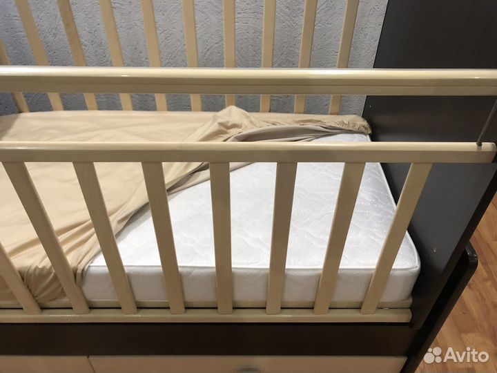 Детская кроватка с маятником