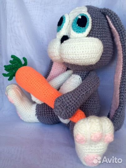 Вязаный зайчик ручной работы