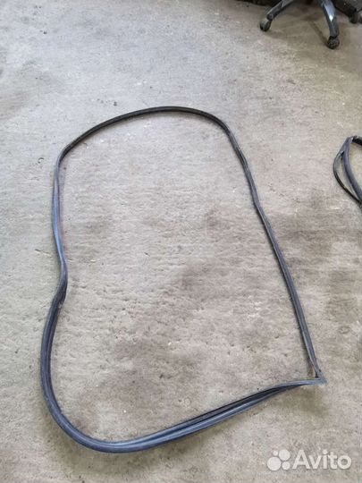 Уплотнитель проёма двери передний правый carisma