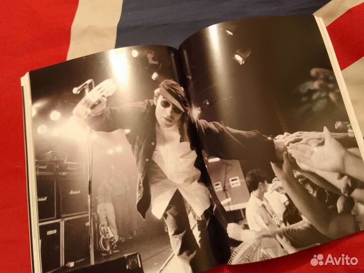 Книга фотоальбом Oasis: A Year on the Road