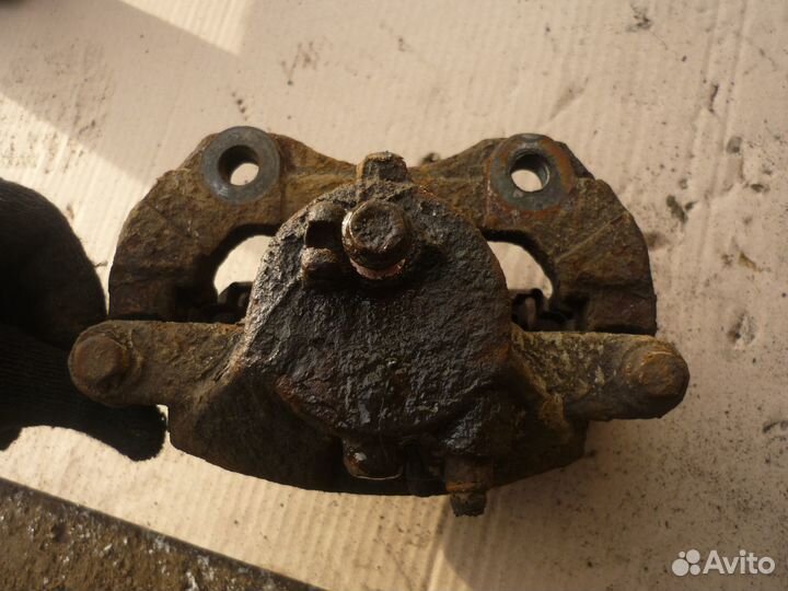 Суппорт Nissan Primera P12 передний левый 1.6