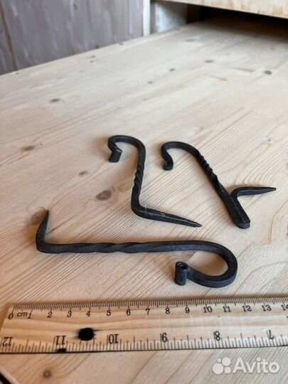 Железные крючки, нож и вилы
