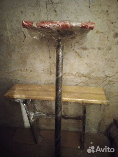 Стол и лавочка на кладбище