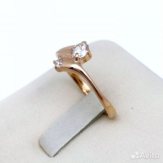 Золотое кольцо с камнями 585пр. размер: 16,9