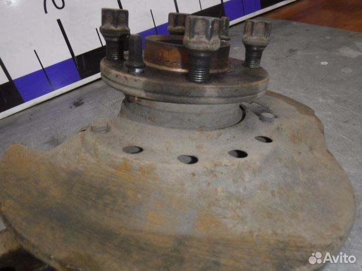 Кулак передний правый Лада Приора 21126 2010