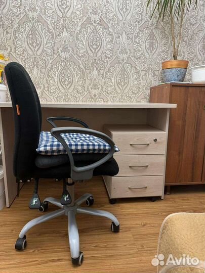 Письменный стол и кресло