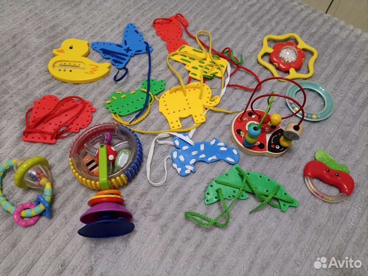 Развивающие игрушки для малышей пакетом