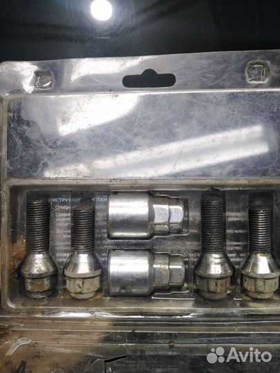 Колесные болты-секретки