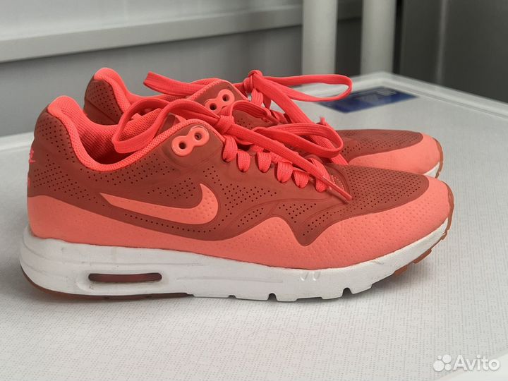 Кроссовки Nike женские