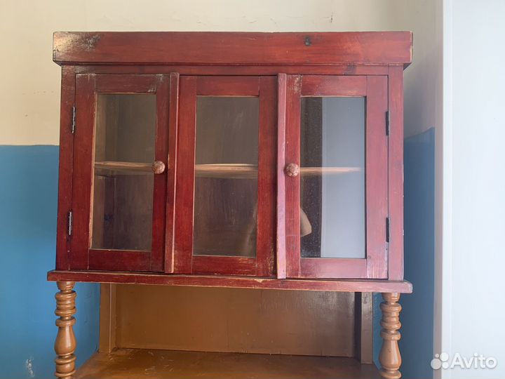 Старинный деревянный буфет