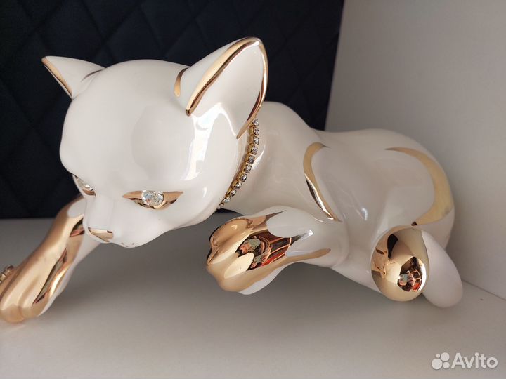 Статуэтка фарфор кошка лежащая