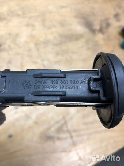 Направляющая подголовника перед. VW Polo V sedan