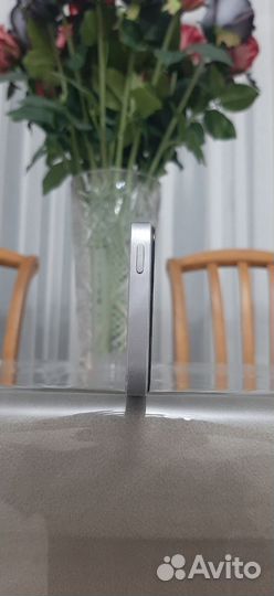 Телефон iPhone SE 2015