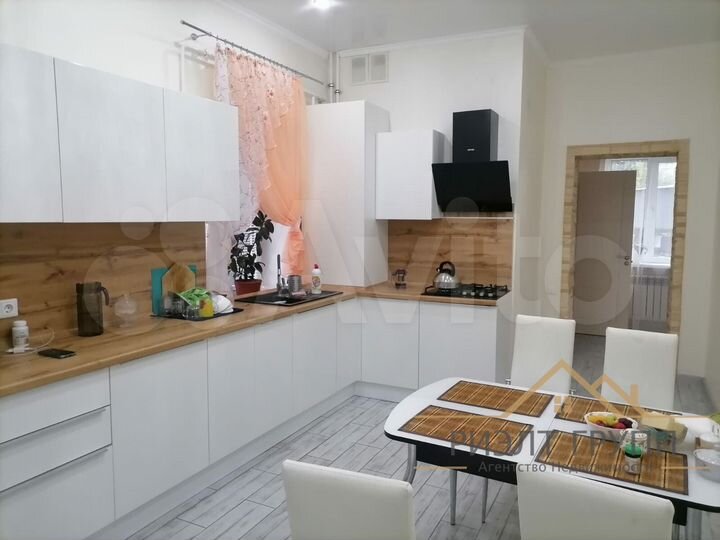 Коттедж 200 м² на участке 6,5 сот.