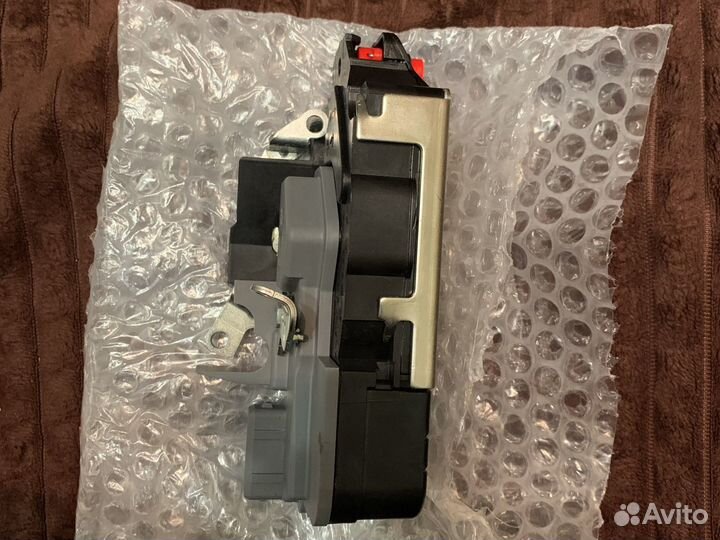 Замок задней правой двери электро на гранту 2017 г