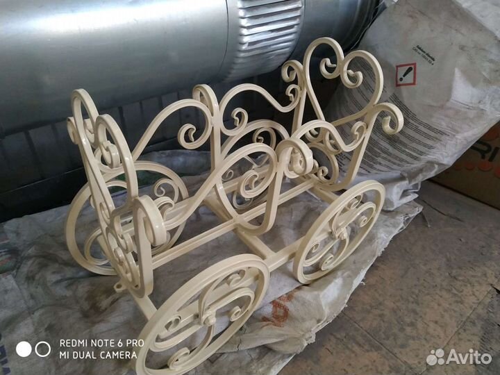 Кованые цветочницы