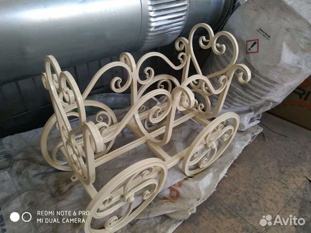 Кованые цветочницы