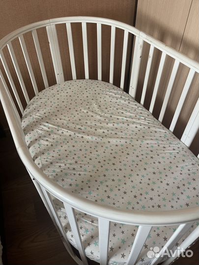 Детская кроватка с маятником